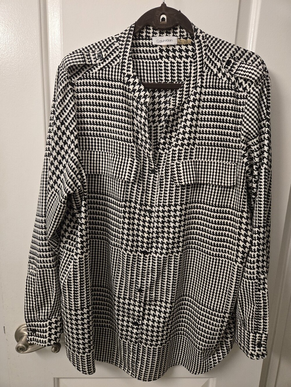 Woman's Calvin Klein plus size Black and White Houndstooth Blouse 2x.
